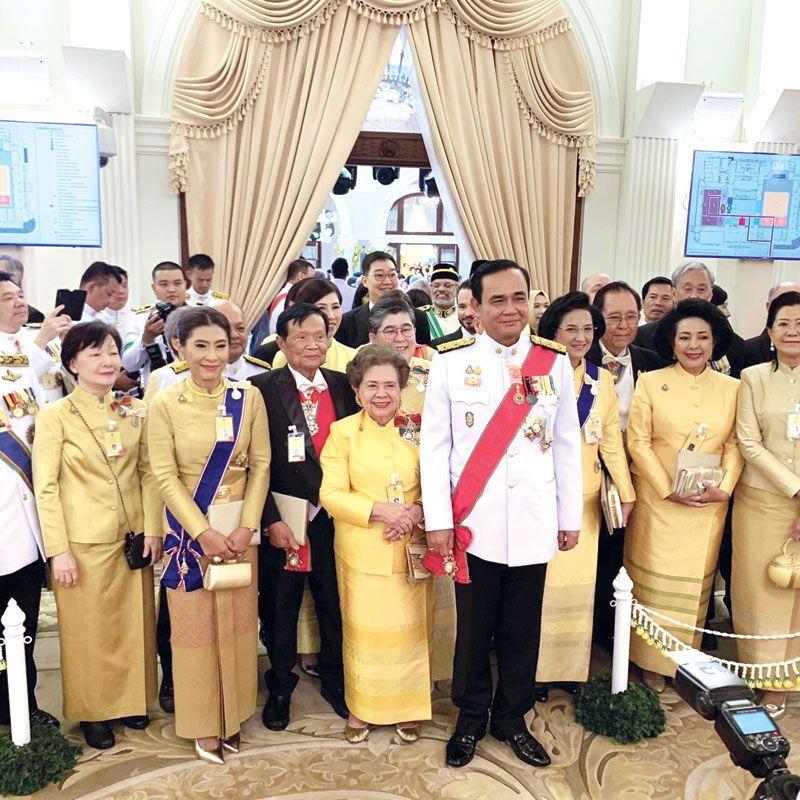 พล.อ.ประยุทธ์ จันทร์โอชา นายกรัฐมนตรี กับคณะกงสุลกิตติมศักดิ์ ดร.ศรีภูมิ-ม.ร.ว.วรรณาภรณ์ ศุขเนตร แห่งราชอาณาจักรโมนาโก, ดร.วิชุดา รัตนเพียร แห่งมอนเตเนโกร, ปริม จิตจรุงพร แห่งคีร์กีซสถาน, ดร.นลินี ทวีสิน แห่งนามิเบีย
สมบัติ-ภัคภร เลาหพงศ์ชนะ แห่งบัลแกเรีย

