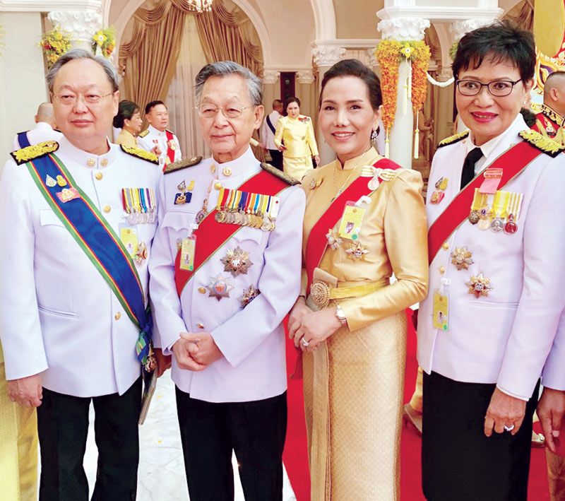 สนธิรัตน์ สนธิจิรวงศ์ รมว.กระทรวงพลังงาน,
ชวน หลีกภัย ประธานรัฐสภา ประธานสภาผู้แทนราษฎร,
อนงค์วรรณ เทพสุทิน และคุณหญิงกัลยา โสภณพนิช
รมช.กระทรวงศึกษาธิการ

ดร.วิษณุ เครืองาม รองนายกรัฐมนตรี-
นันทนัช ศิรธรานนท์
