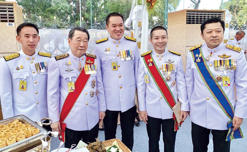 ธนินท์ เจียรวนนท์ ประธานอาวุโส เครือเจริญโภคภัณฑ์ พร้อมด้วยบุตรชาย ศุภชัย เจียรวนนท์ ประธานคณะผู้บริหาร
เครือเจริญโภคภัณฑ์ และแขกผู้มีเกียรติ