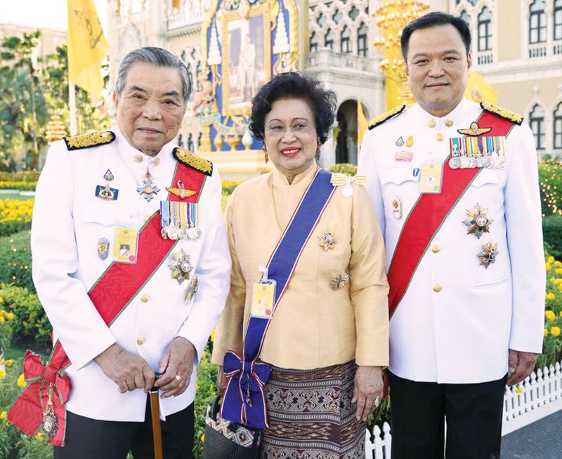 อดีต รมว.กระทรวงมหาดไทย ชวรัตน์-ทัศนีย์ ชาญวีรกูล มากับบุตรชาย
อนุทิน ชาญวีรกูล รองนายกรัฐมนตรี รมว.กระทรวงสาธารณสุข

