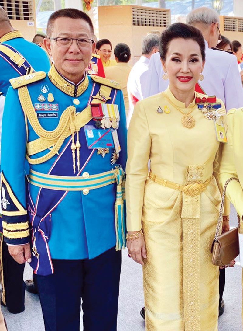 พล.อ.อ.ชัยพฤกษ์ ดิษยะศริน ผบ.ทอ.
กับภริยา พงศ์อุมา ดิษยะศริน