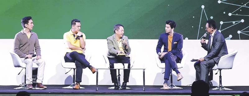 การแลกเปลี่ยนความคิดเห็นในหัวข้อเสวนา Data ขุมทรัพย์ เอาชนะ Disruption โดยเหล่าวิทยากรชั้นนำของภาคธุรกิจไทยและระดับโลก