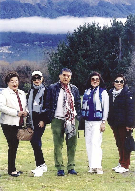 1 หนุ่ม กับ 4 สาว พร้อมบรรยากาศอันงดงาม ปิยะ ภิรมย์ภักดี,
ดร.กัลยา โล่ห์รัตนเสน่ห์, ศิริกาญจน์ ศักดิเดช ภาณุพันธุ์
ณ อยุธยา, ลาลีวรรณ กาญจนจารี และ จันทนา พัวพัฒนขจร