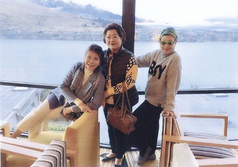 ศิริกาญจน์ ศักดิเดช ภาณุพันธุ์ ณ อยุธยา, ดร.กัลยา
โล่ห์รัตนเสน่ห์ และ วินิตตา ก้องธรนินทร์ เก็บภาพสวยๆ ณ Lake Taupo