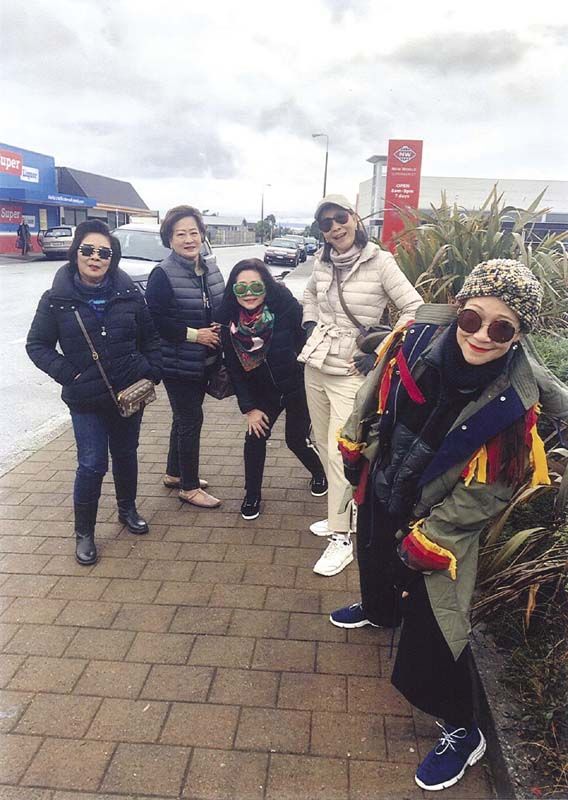 5 สาว กับมุมสวยๆ ณ Hokitika จันทนา พัวพัฒนขจร, 
ดร.กัลยา โล่ห์รัตนเสน่ห์, ลาลีวรรณ กาญจนจารี, ศิริกาญจน์
ศักดิเดช ภาณุพันธุ์ ณ อยุธยา และ วินิตตา ก้องธรนินทร์


