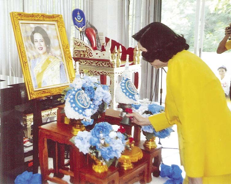 ดร.ศุลีมาศ สุทธิสัมพัทน์ ประธานโครงการฯ เปิดกรวยกระทงดอกไม้ หน้าพระฉายาลักษณ์สมเด็จพระนางเจ้าสิริกิติ์ พระบรมราชินีนาถ พระบรมราชชนนีพันปีหลวง