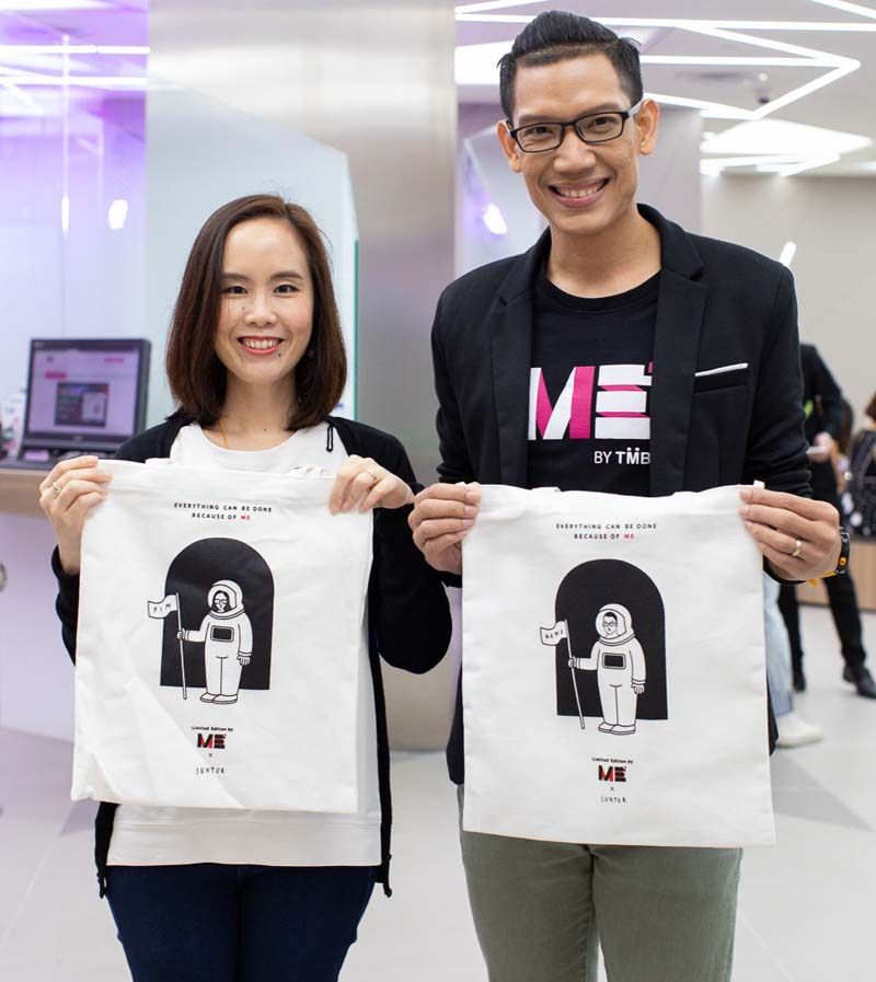 ดร.เบญจรงค์ สุวรรณคีรี และภรรยาถ่ายภาพเป็นที่ระลึกพร้อมกระเป๋าผ้า รุ่นลิมิเต็ด โดย ซันเต๋อ