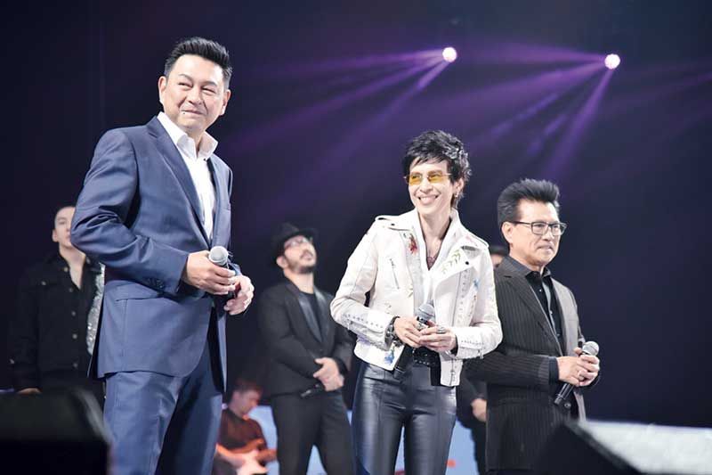 รุ่นเก๋าปกเทปตัวจริง กบ-ทรงสิทธิ์, ปุ๊-อัญชลี และ
ปั่น-ไพบูลย์เกียรติ