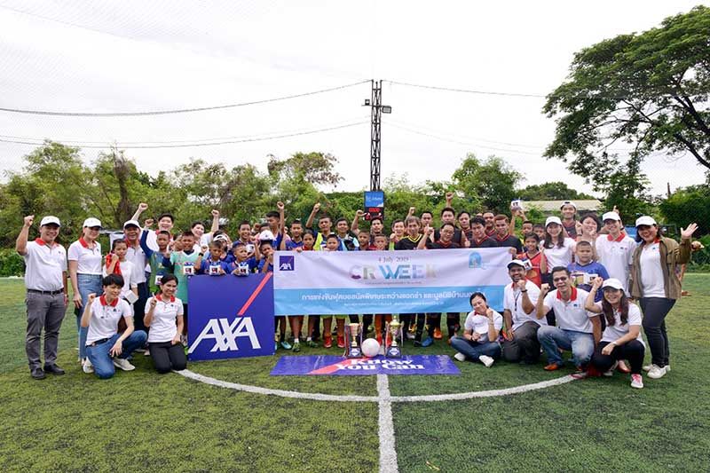 ทีมแอกซ่าและน้องๆ ทีมบ้านนกขมิ้น ในการแข่งขันฟุตบอลนัดพิเศษ