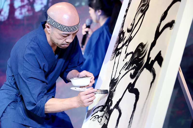 โชว์ภาพวาดด้วยหมึก งานศิลปะของภูมิภาค