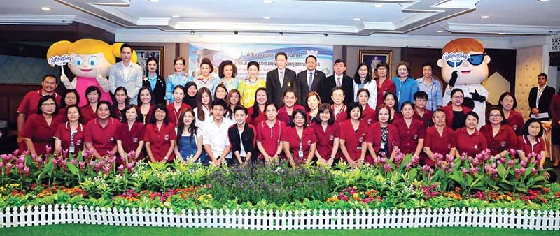 คณะผู้บริหาร กทม, คณะกก.มูลนิธิช่วยการศึกษาฯ และคณะสังคมสงเคราะห์ ถ่ายภาพร่วมกันเป็นที่ระลึก เกรียงยศ สุดลาภา รองผู้ว่าฯกทม., สมศักดิ์ ชาติสุขสิริเดช 
ผช.เลขานุการผู้ว่าฯกทม., พญ.ภาวิณี รุ่งทนต์กิจ ผอ.สำนักงานพัฒนาระบบสาธารณสุข สำนักอนามัย, ธนิต กิตติพัธโนทัย รอง ผอ.สำนักการศึกษา, ผาณิต พูนศิริวงศ์ ประธานมูลนิธิฯ, เพ็ญศรี สุขเจริญผล, รักษา แสงภู่, ฉัตรสุดา จันทร์ดียิ่ง, อุไร คุณานันทกุล, พัชรา มาดล

