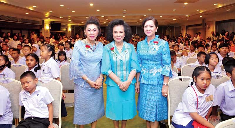 กก.มูลนิธิช่วยการศึกษาฯ ใจบุญ เพ็ญศรี สุขเจริญผล, อุไร คุณานันทกุล และ รักษา แสงภู่

