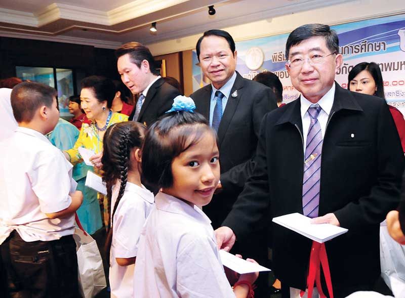 ผาณิต พูนศิริวงศ์ ประธานมูลนิธิช่วยการศึกษาฯ, เกรียงยศ สุดลาภา รองผู้ว่าฯกทม.,
สมศักดิ์ ชาติสุขสิริเดช ผช.เลขานุการผู้ว่าฯ กทม. และ ธนิต กิตติพัธโนทัย รอง ผอ.
สำนักการศึกษา ร่วมกันมอบทุนการศึกษาให้แก่เด็กๆ

