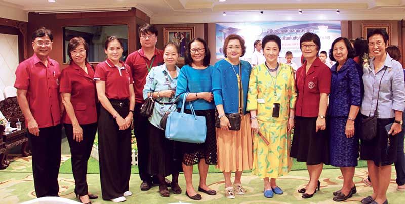 ผาณิต พูนศิริวงศ์ ประธานมูลนิธิช่วยการศึกษาฯ กับทีมงานเบื้องหลังร่วมด้วยช่วยกันเพื่องานนี้ มอบให้น้องๆ ได้มีความสุข
กันทั่วหน้า

