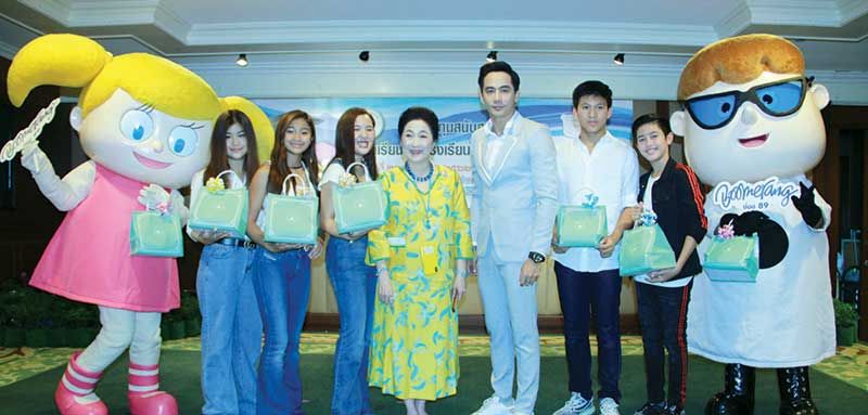 ประธานมูลนิธิช่วยการศึกษาฯ กับ พระเอกรูปหล่อจากช่อง 7 จอร์จ-ฐปนัท สัตยานุรักษ์ และศิลปินวง “น้ำใจ”