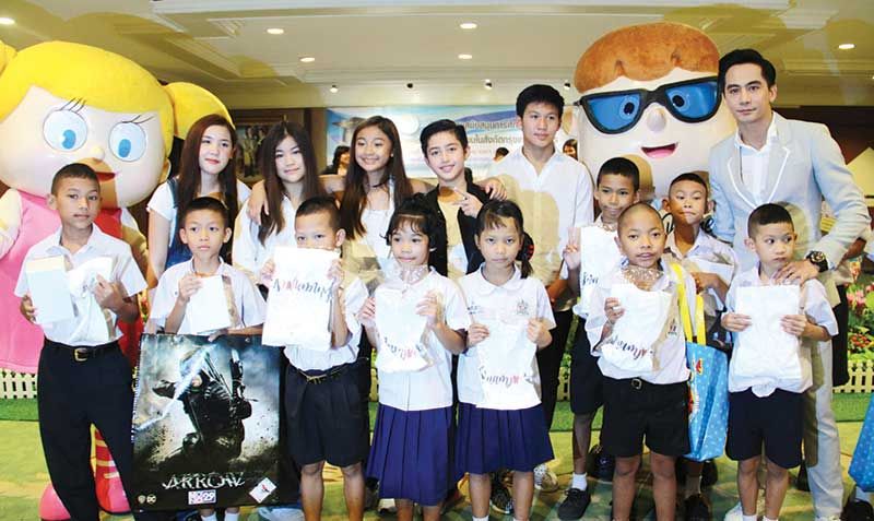 จอร์จ-ฐปนัท สัตยานุรักษ์ และศิลปินวง “น้ำใจ” มาร่วมสร้างความสุขความสนุกสนานให้น้องๆ 