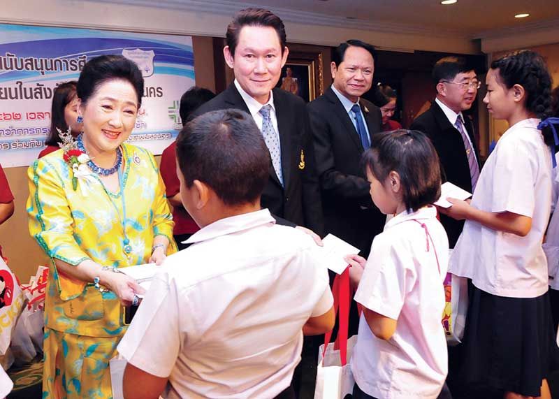 
ผาณิต พูนศิริวงศ์, เกรียงยศ สุดลาภา, สมศักดิ์ ชาติสุขสิริเดช, 
ธนิต กิตติพัธโนทัย ร่วมมอบทุนให้กับน้องๆ

