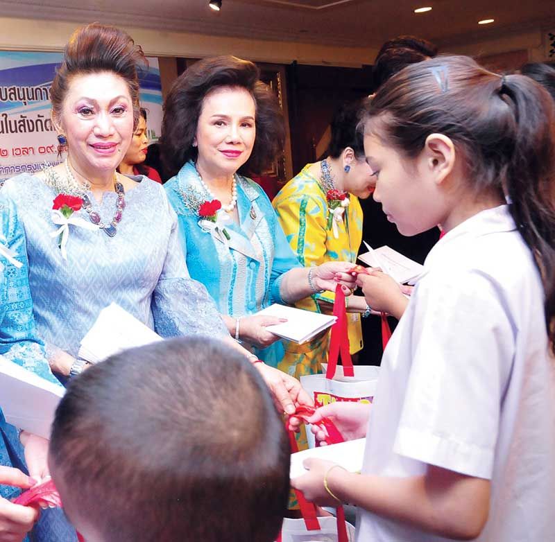 เพ็ญศรี สุขเจริญผล และ อุไร คุณานันทกุล สองกรรมการมูลนิธิฯ มาร่วมมอบทุนทุกปี