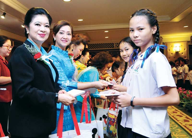 
รักษา แสงภู่ กรรมการมูลนิธิฯ ร่วมมอบทุนเช่นเคย โดยมี ฉัตรสุดา จันทร์ดียิ่ง ร่วมบริจาค

