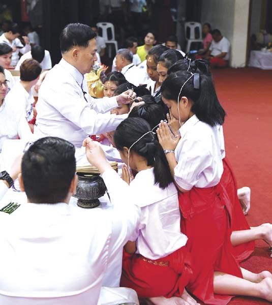 เด็กนักเรียนเข้าร่วมพิธีไหว้ครู เพื่อเป็นสิริมงคล