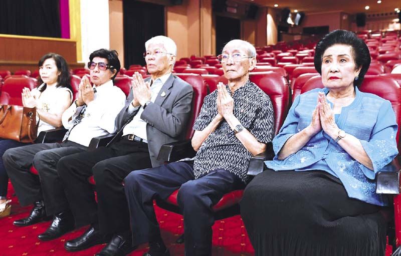 กล ภาคสุวรรณ และภรรยา, อ.วิรัช อยู่ถาวร ศิลปินแห่งชาติ, สันทัด
ตัณฑนันทน์ และ นันทวัน เมฆใหญ่ สุวรรณปิยะศิริ