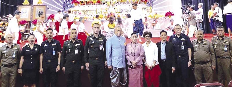 พล.อ.ต.สุพิชัย สุนทรบุระ รองเลขาธิการพระราชวัง พร้อมด้วย นฤมล ล้อมทอง กก.ผจก.ศาลาเฉลิมกรุง และแขกผู้มีเกียรติร่วมในพิธี