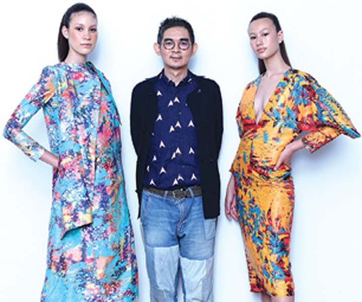 ธีระ ฉันทสวัสดิ์ กับผลงานจากผ้าบาติก