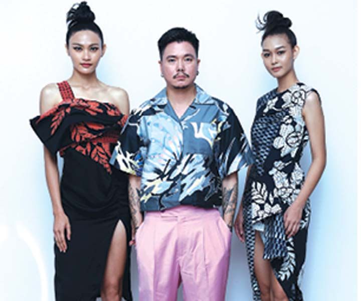 เอก ทองประเสริฐ กับผลงานจากผ้าบาติก