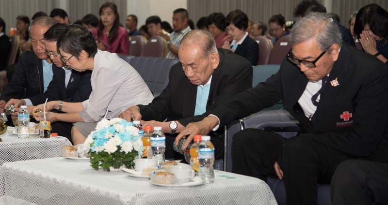 ผู้บริหารกรวดน้ำอุทิศส่วนกุศลแก่ผู้บริจาคดวงตาที่ล่วงลับไปแล้ว ประจำปี 2562