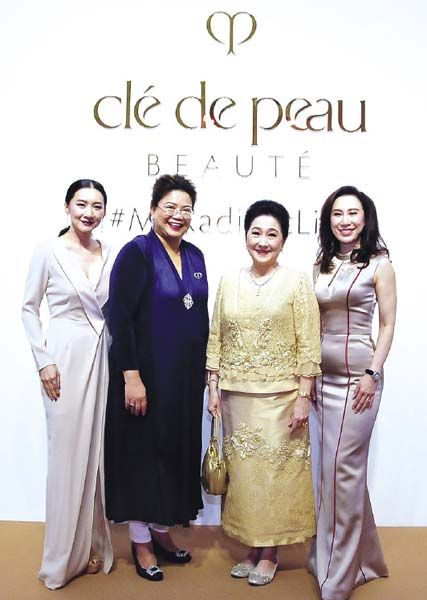 ปาริชาติ วีระเสถียร กก.ผจก.ชิเซโด้ (ไทยแลนด์) นำทีม วริศรา ไพรสานฑ์กุล ผจก.ทั่วไป ธุรกิจเพรสทีส, ยุพเรศ คุณาวงศ์ ซีเนียร์ แบรนด์เมเนเจอร์ ของเคลย์ เดอ โป โบเต้ ต้อนรับ ผาณิต พูนศิริวงศ์