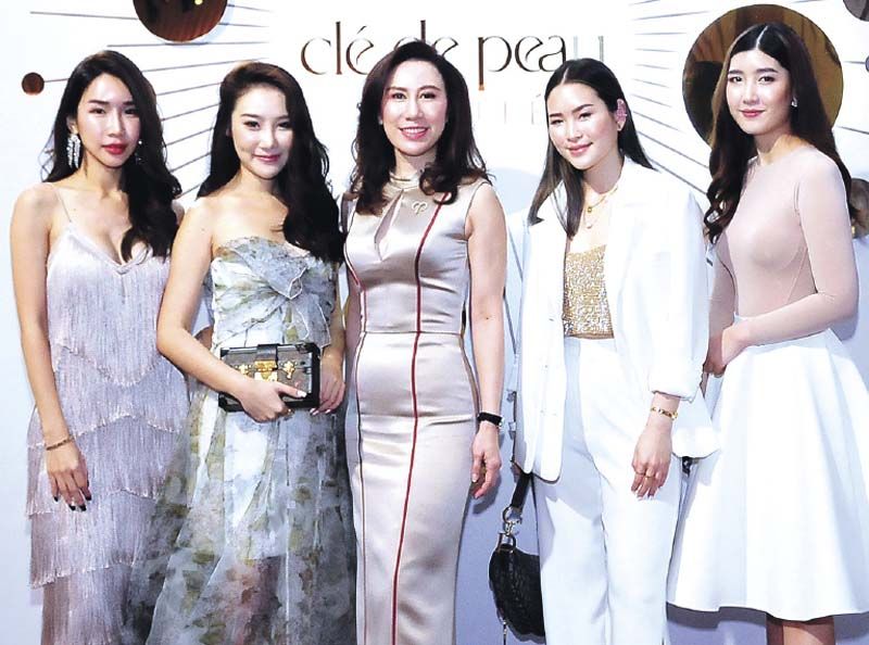 ปานหทัย สมรรถศรบุศย์, เฌอปัฐน์ กิตติพรวริษฐ์, สริสา ชีวพันธ์ศรี
และ พิชญา จิตตาลาน มี ยุพเรศ คุณาวงศ์ ต้อนรับ


