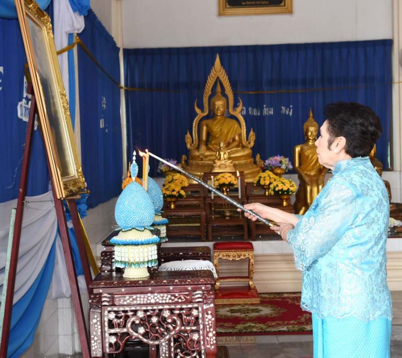 สุมนา อภินรเศรษฐ์ ประธานมูลนิธิฯ จุดเครื่องทองน้อยถวายราชสักการะหน้าพระฉายาลักษณ์สมเด็จเจ้าฟ้าฯ กรมหลวงนราธิวาสราชนครินทร์