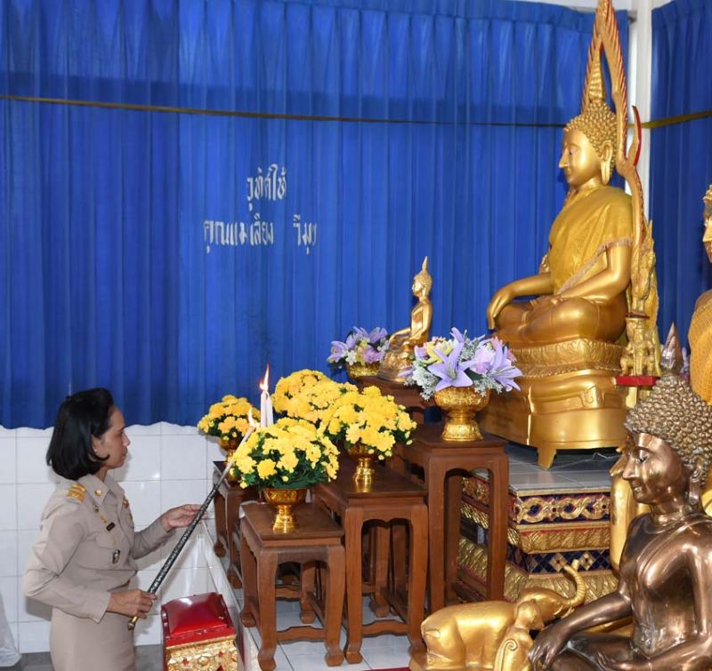 เรณู ซื่อสัตย์ ผู้อำนวยการเขตสวนหลวง จุดธูปเทียนบูชาพระรัตนตรัย