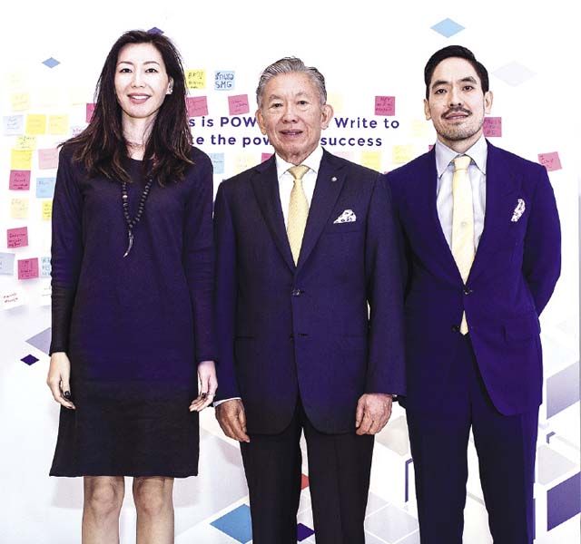 ดร.พรเทพ พรประภา กก.ผจญ. ขนาบข้างด้วย ประนัปดา-ประกาสิทธิ์
พรประภา