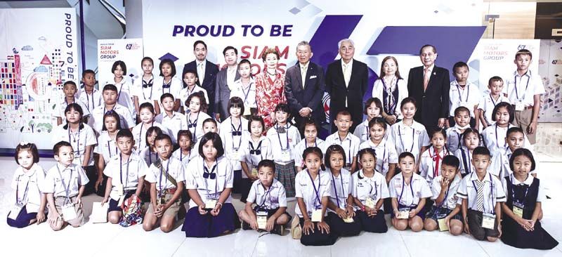 ครอบครัว “พรประภา” และเด็กๆ ที่ได้รับทุนการศึกษา