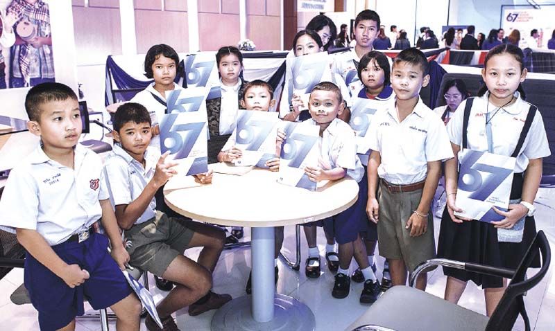 เด็กๆ ยิ้มถ่ายภาพร่วมกัน