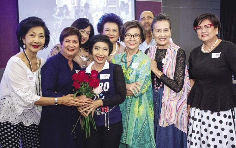 คุณหญิงผะอบทิพย์ ศาตะมาน โชว์ทีเด็ดถึง 2 เพลงแล้วยังมอบดอกไม้เชียร์
ม.ร.ว.จิราวดี เกษมศรีฯ จุฑาสมิต