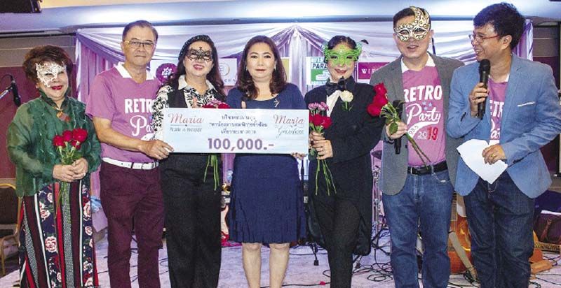 สัมโพธิ เทียนทอง และ 4 ดีเจ 93.5 รับมอบเงินสมทบทุน
พาน้องเที่ยวทะเลจาก มาเรีย มาริษา ทวีผลเจริญ ประธาน กก.บริหารมาเรียพิซเซเรียและมาเรีย การ์เด้น