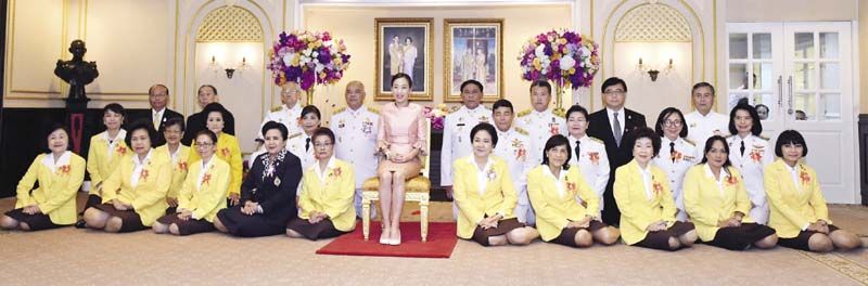 สมเด็จพระเจ้าลูกเธอ เจ้าฟ้าพัชรกิติยาภา นเรนทิราเทพยวดี กรมหลวงราชสาริณีสิริพัชร มหาวัชรราชธิดา ทรงฉายพระรูปร่วมกับ คณะกรรมการมูลนิธิ อาทิ พล.ต.อ.อัศวิน ขวัญเมือง ผู้ว่าฯ กทม., ฉัตรชัย พรหมเลิศ
ปลัดกระทรวงมหาดไทย, สมพร เทพสิทธา, ม.ร.ว.พร้อมฉัตร สวัสดิวัตน์, วาสนา ขวัญเมือง, ดร.ปฤถา พรหมเลิศ, อธิบดีสุทธิพงษ์ -ดร.วันดี จุลเจริญ, สาวิตรี บริพัตรฯ, อารยา อรุณานนท์ชัย, อุบล วิชัยดิษฐ,
ทิพวิภา สุวรรณรัฐ, ดร.พรชัย มงคลวนิช, พล.ต.อ.สมศักดิ์ แขวงโสภา, คุณหญิงรังสิมา หวั่งหลี, นพ.ขจิต ชูปัญญา