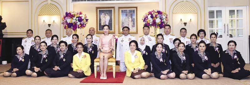 ทรงฉายพระรูปร่วมกับประธานแม่บ้านมหาดไทย 21 คน ผู้ว่าฯราชการ กทม., ปลัดมหาดไทย, สมพร เทพสิทธา, ม.ร.ว.พร้อมฉัตร
สวัสดิวัตน์, วาสนา ขวัญเมือง, ดร.ปฤถา พรหมเลิศ