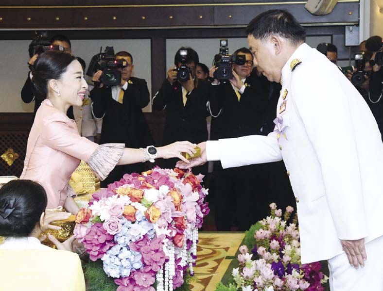 พล.ต.อ.อัศวิน ขวัญเมือง ผู้ว่าฯ กทม. รับพระราชทาน
ของที่ระลึก