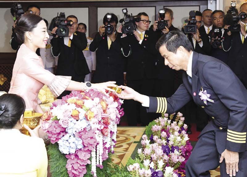 กัปตันจำนง โอสถานนท์ รอง ผอ.ฝ่ายจัดหา
และพัฒนาบุคลากรการบิน บมจ.การบินไทย
รับพระราชทานของที่ระลึก