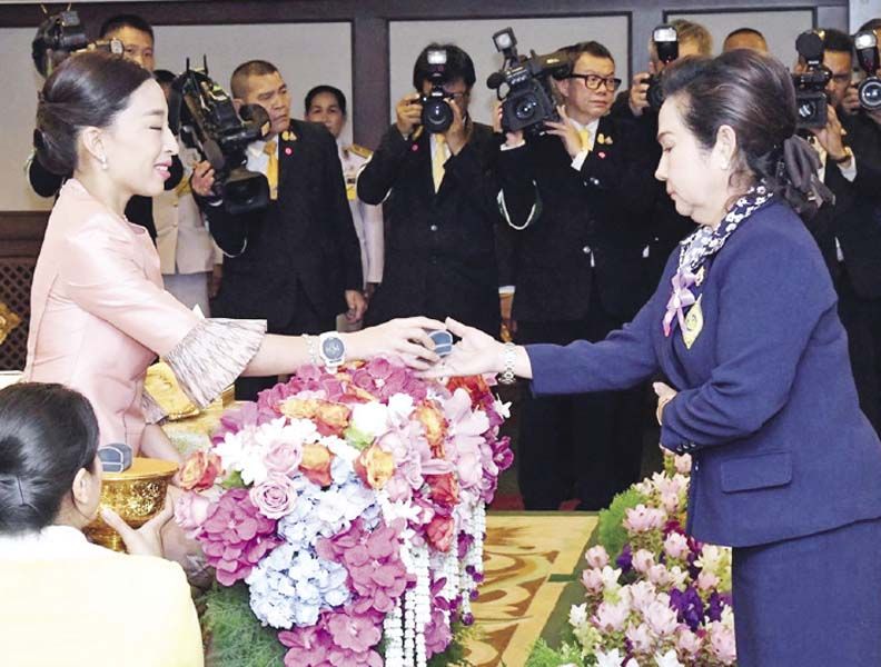 พระราชทานเข็ม พุ่มเพชร สัญลักษณ์มูลนิธิแก่ประธานแม่บ้านมหาดไทยจังหวัด