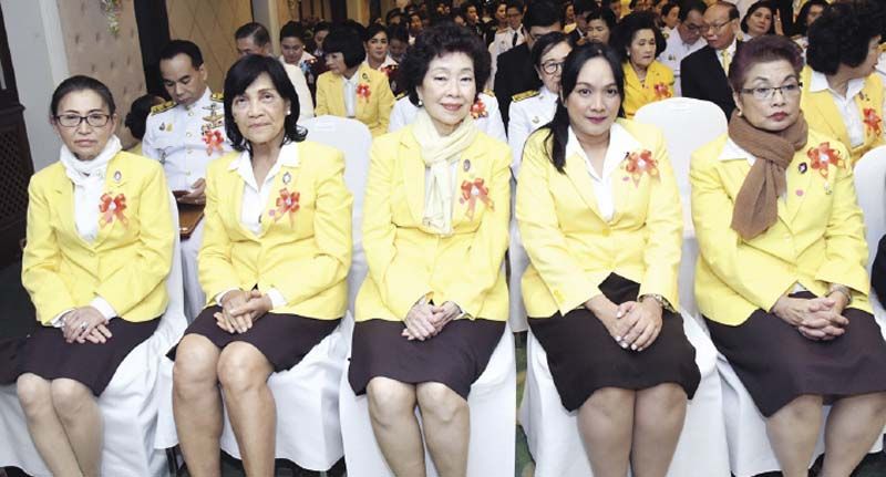 ส่วนหนึ่งของ กก.มูลนิธิ (จากขวา) ม.ร.ว.พร้อมฉัตร สวัสดิวัตน์,
สาวิตรี บริพัตรฯ, อารยา อรุณานนท์ชัย, อุบล วิชัยดิษฐ, ทิพวิภา สุวรรณรัฐ