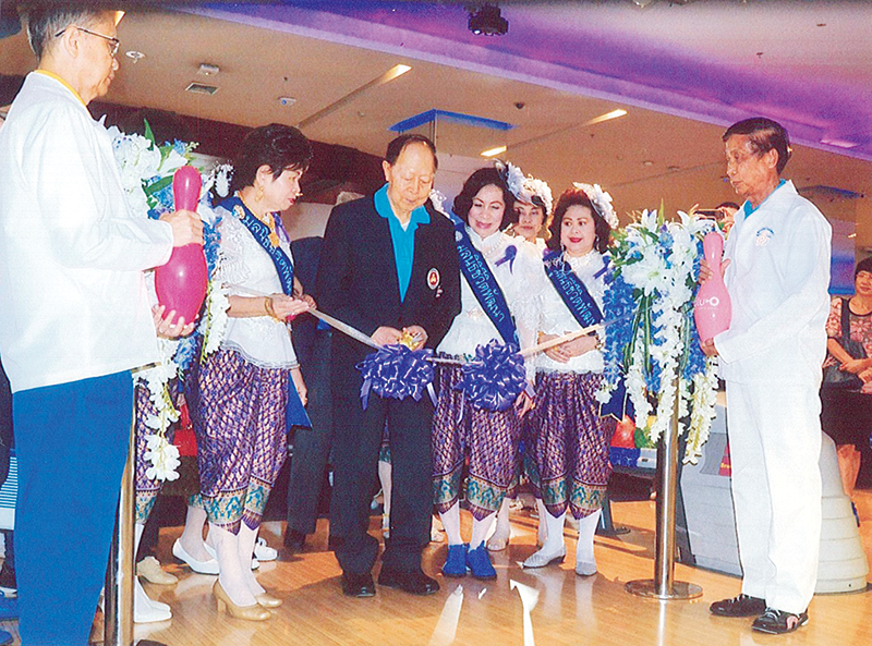 พล.ร.อ.ม.จ.ปุสาณ สวัสดิวัตน์ ประธานมูลนิธิชีวิตพัฒนาฯ ทรงตัดริบบิ้นเปิดการแข่งขันโบว์ลิ่งการกุศลชิงถ้วยพระราชทานฯ