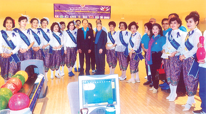 พล.ร.อ.ม.จ.ปุสาณ สวัสดิวัตน์ ถ่ายภาพร่วมกับคณะกรรมการจัดงาน