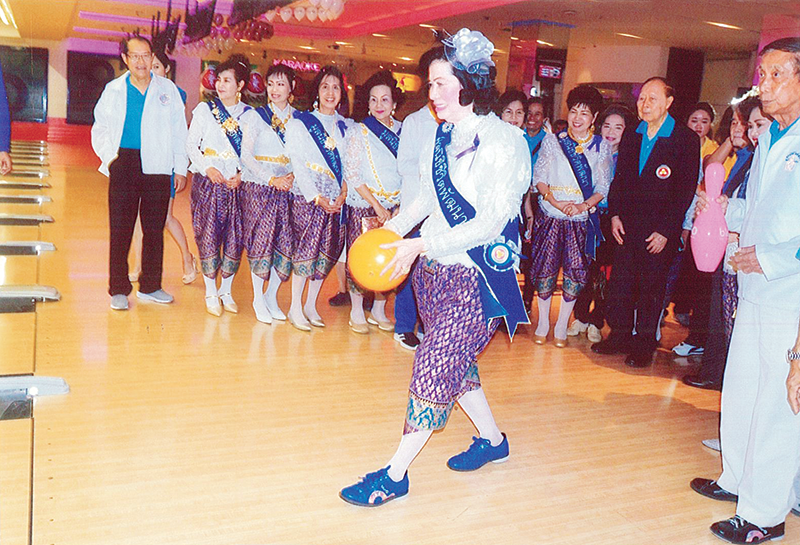 ดร.ศุลีมาศ สุทธิสัมพัทน์ ประธานจัดการแข่งขัน โยนโบว์ลิ่งเปิดการแข่งขัน โดยทำได้เกือบสไตรค์