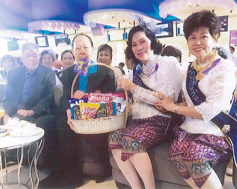 ดร.ศุลีมาศ สุทธิสัมพัทน์ มอบกระเช้าขนมจาก บมจ.ยูไนเต็ดฟูดส์ แด่ พล.ร.อ.ม.จ.ปุสาณ สวัสดิวัตน์