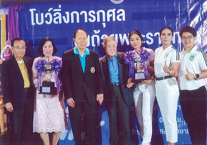 พล.ร.อ.ม.จ.ปุสาณ สวัสดิวัตน์ ถ่ายภาพร่วมกับทีมชนะเลิศจาก บมจ.ยูไนเต็ดฟูดส์ โดย ดร.ศุลีมาศ สุทธิสัมพัทน์ และรองชนะเลิศจากสมาคมแพทย์แผนไทยแห่งประเทศไทย โดย อร่าม อามระดิษ