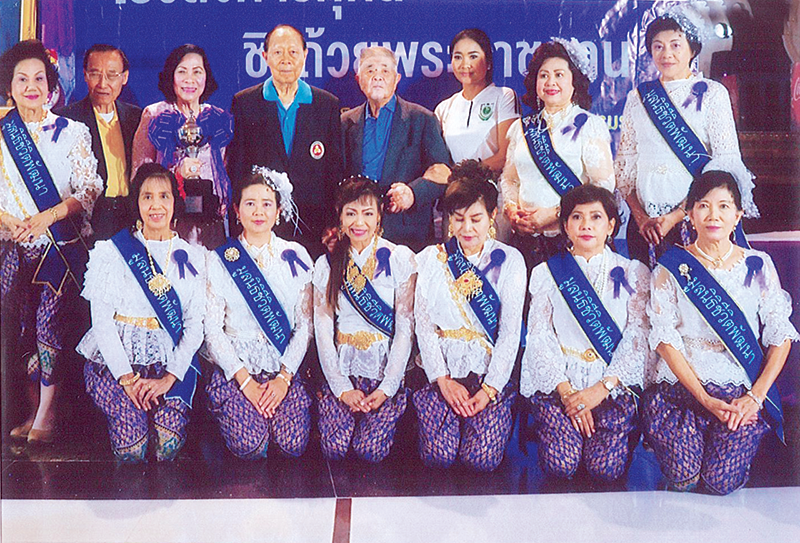 พล.ร.อ.ม.จ.ปุสาณ สวัสดิวัตน์, ดร.ศุลีมาศ สุทธิสัมพัทน์, อร่าม อามระดิษ, นพ.สุรศักดิ์ สัมปัตตะวนิช และ คณะสมาชิกชมรมธรรมานามัย ซึ่งแต่งกายสวยงามด้วยชุดไทย